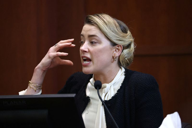 &copy; Reuters. الممثلة آمبر هيرد خلال محاكمة في ولاية فرجينيا يوم الاربعاء. صورة من ممثل لوكالات الأنباء. 