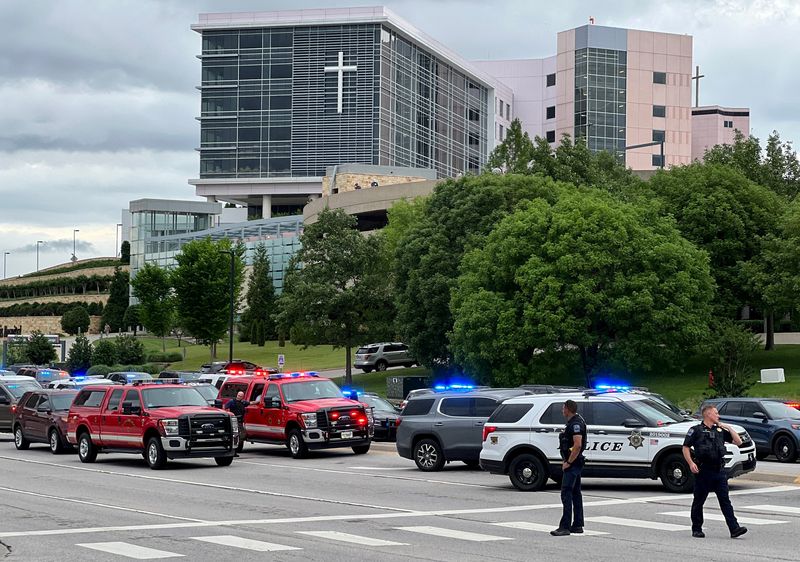 © Reuters. FILE PHOTO: Emergency personnel work at the scene of a shooting at the Saint Francis hospital campus, in Tulsa, Oklahoma, June 1, 2022.   REUTERS/Michael Noble Jr./File Photo