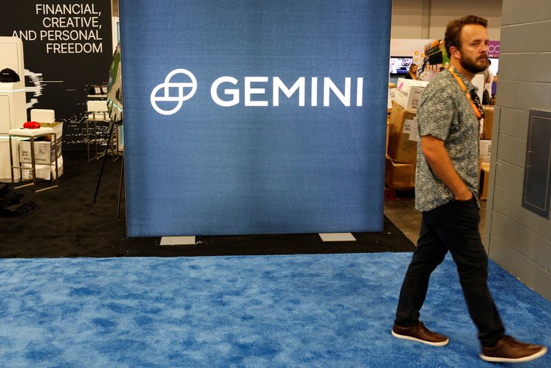 © Reuters. A man walks past the logo of Gemini Trust, a digital currency exchange and custodian, during the Bitcoin Conference 2022 in Miami Beach, Florida, U.S. April 6, 2022. REUTERS/Marco Bello/Files