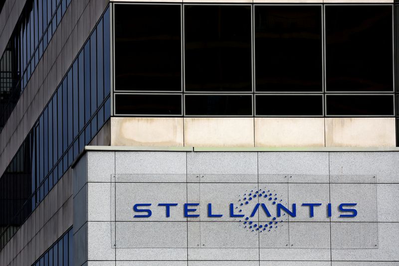 © Reuters. FILE PHOTO: Stellantis logo is seen on the company's headquarters in Poissy near Paris, France, February 20, 2022. REUTERS/Gonzalo Fuentes/File Photo