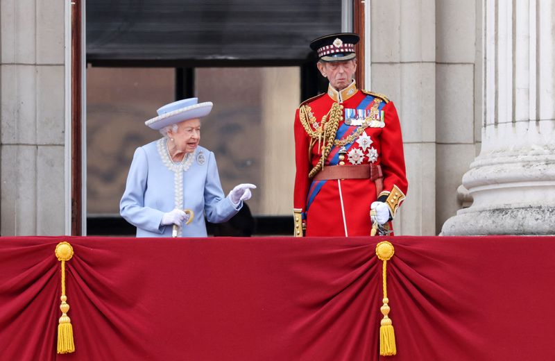 &copy; Reuters. Foto del jueves de la reina Isabel y el Principe Eduardo, duque de Kent, en un balcón del Palacio de Buckingham 
Jun 2, 2022. Humphrey Nemar/Pool via REUTERS