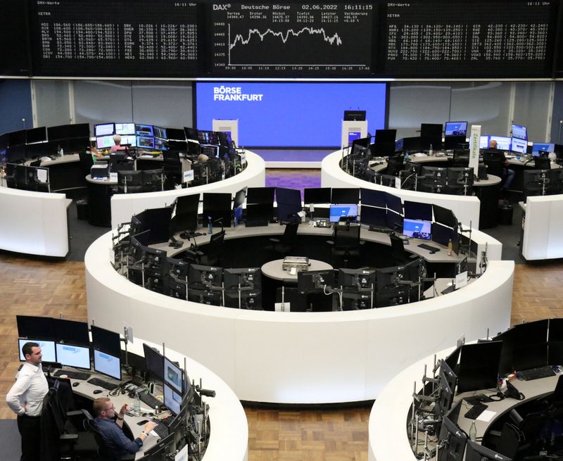 &copy; Reuters. شاشة تعرض بيانات من مؤشر داكس الألماني في بورصة فرانكفورت يوم الخميس. تصوير: رويترز.