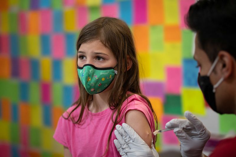 &copy; Reuters. FILE PHOTO: Rachel Wasserman, 8, receives a Pfizer-BioNTech coronavirus disease (COVID-19) booster vaccine at Skippack Pharmacy in Schwenksville, Pennsylvania, U.S., May 19, 2022. REUTERS/Hannah Beier