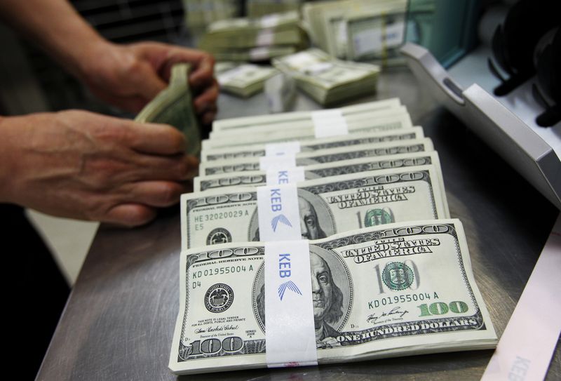 الدولار ينخفض مع إقبال المستثمرين على العملات عالية المخاطر