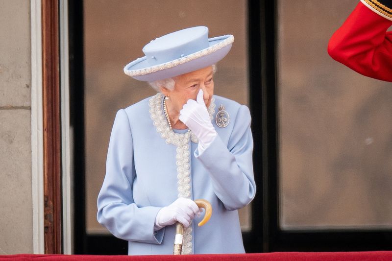 &copy; Reuters. الملكة إليزابيث ملكة بريطانيا خلال احتفالات اليوبيل الذهبي في لندن يوم الخميس. صورة من ممثل لوكالات الأنباء.