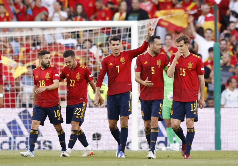 &copy; Reuters. لاعبون من منتخب إسبانيا يحتفلون باحراز هدف في شباك البرتغال بدوري الأمم الأوروبية لكرة القدم يوم الخميس. تصوير: مارسيلو ديل بوزو - رويترز. 