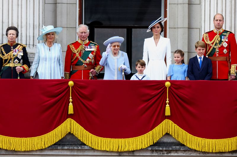 © Reuters. Britain's Queen Elizabeth, Anne, Princess Royal, Prince Charles, Camilla, Duchess of Cornwall, Prince William and Catherine, Duchess of Cambridge, along with Princess Charlotte, Prince George and Prince Louis appear on the balcony of Buckingham Palace as part of Trooping the Colour parade during the Queen's Platinum Jubilee celebrations in London, Britain, June 2, 2022. REUTERS/Hannah McKay