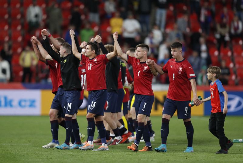 &copy; Reuters. لاعبون من منتخب التشيك يحتفلون بالفوز على سويسرا بدوري الأمم الأوروبية لكرة القدم يوم الخميس. تصوير: ديفيد سيرني - رويترز. 