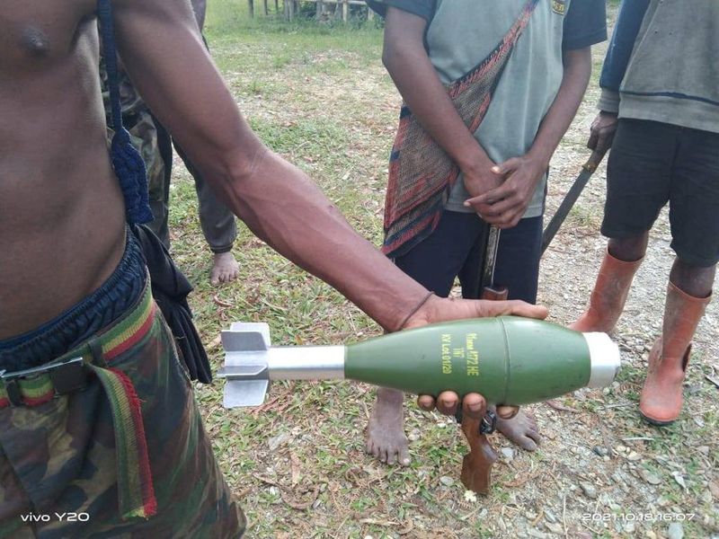 &copy; Reuters. FILE PHOTO: A local resident holds an unexploded mortar following the October aerial attacks in Kiwirok, Pegunungan Bintang regency, Papua, Indonesia, October 18, 2021. Courtesy of West Papua National Liberation Army (TPNPB)/Handout via REUTERS 