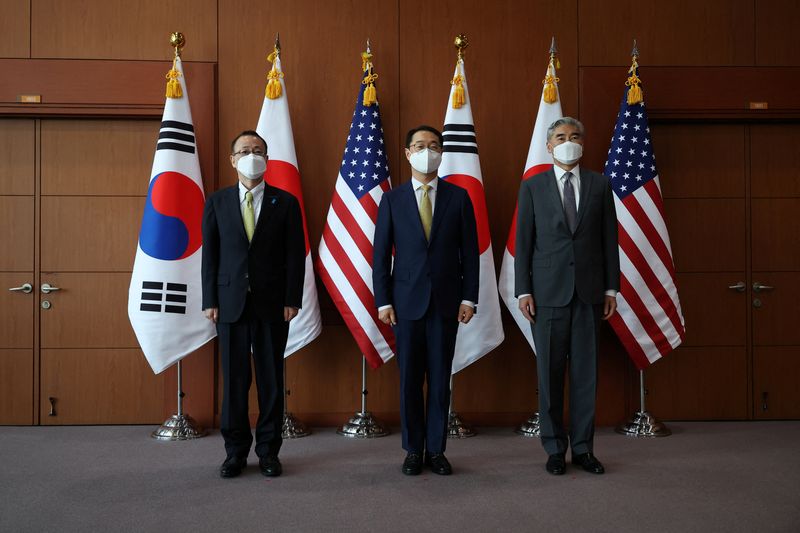 &copy; Reuters. Kim Gunn, South Korea's new special representative for Korean Peninsula peace and security affairs, his U.S. counterpart Sung Kim and Japanese counterpart Takehiro Funakoshi pose for photographs before their meeting at the Foreign Ministry in Seoul, South