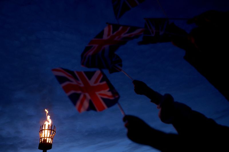 &copy; Reuters. A beacon is lit to celebrate the Queen’s Platinum Jubilee in Acle, Norfolk, Britain, Juine 2, 2022. REUTERS/Carl Recine