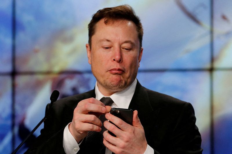 &copy; Reuters. FILE PHOTO: Elon Musk looks at his mobile phone in Cape Canaveral, Florida, U.S. January 19, 2020. REUTERS/Joe Skipper/File Photo