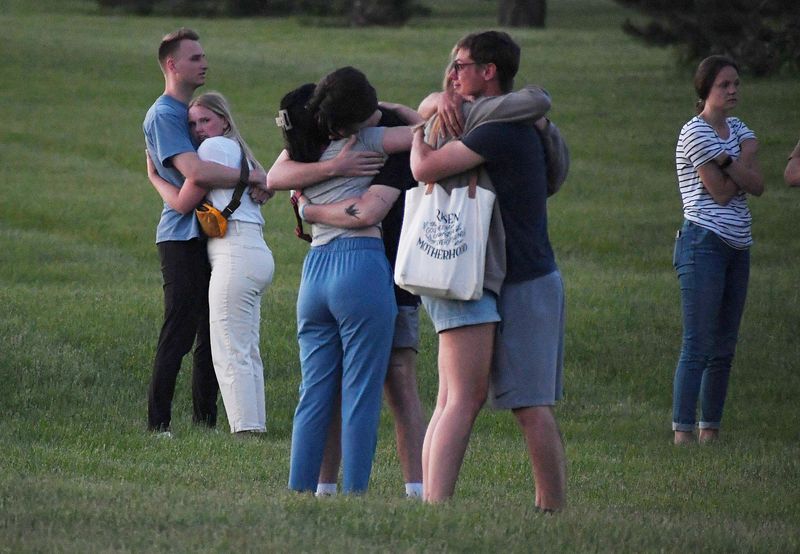 &copy; Reuters. Sobrevivientes abrazan a sus familiares y amigos en el aparcamiento de la iglesia Cornerstone Baptist después de un tiroteo fuera de la iglesia en Ames, Iowa, EEUU. 2 de junio de 2022. Nirmalendu Majumdar/USA Today Network vía REUTERS