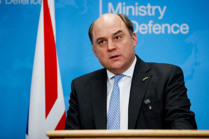 &copy; Reuters. وزير الدفاع البريطاني بن والاس خلال مؤتمر صحفي في لندن يوم 21 مارس آذار 2022. تصوير: بيتر نيكولز - رويترز.