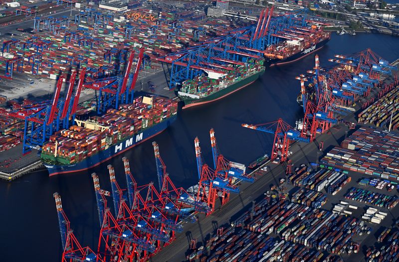 &copy; Reuters. 　６月３日、ドイツ連邦統計庁が発表した４月の貿易統計によると、輸出は季節調整済みで前月比４．４％増加、輸入は３．１％増加した。写真は４月、ハンブルク港で撮影（２０２２年　