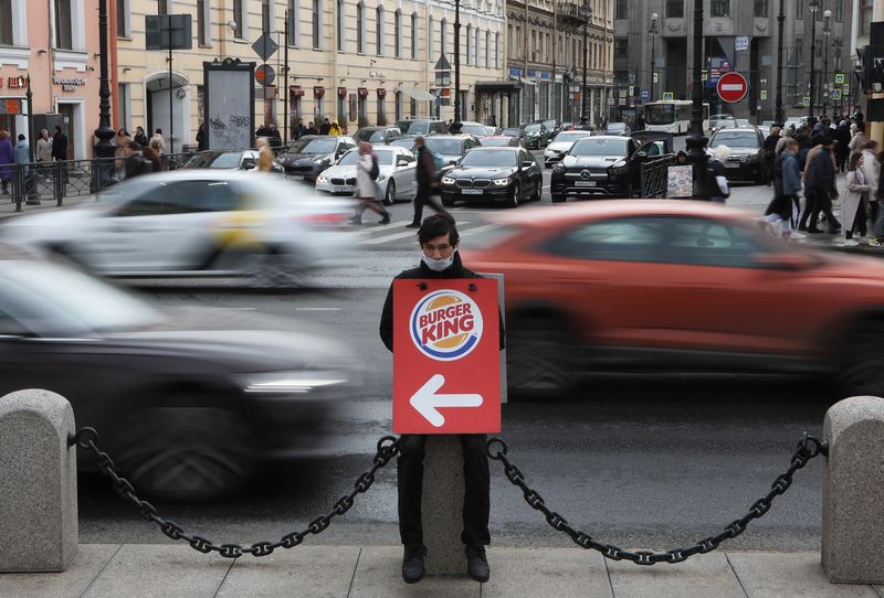 &copy; Reuters. FOTO DE ARCHIVO: Un promotor de Burger King en la Avenida Nevsky en San Petersburgo, Rusia el 24 de abril de 2022. REUTERS/Anton Vaganov