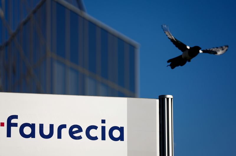 &copy; Reuters. Faurecia a annoncé vendredi le lancement d'une augmentation de capital en numéraire de 705 millions d'euros pour financer en partie l'acquisition de son concurrent allemand Hella. /Photo d'archives/REUTERS/Gonzalo Fuentes