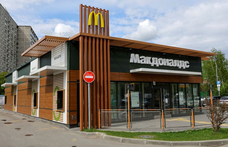 &copy; Reuters. FOTO DE ARCHIVO. Un restaurante McDonald's cerrado en Moscú, Rusia. 16 de mayo de 2022. REUTERS/Evgenia Novozhenina