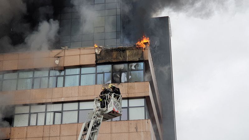 &copy; Reuters. رجال الاطفاء يخمدون حريقا في في مركز جراند سيتون بلازا للأعمال بغرب موسكو يوم الجمعة. صورة لرويترز من ممثل لوكالات الأنباء.
