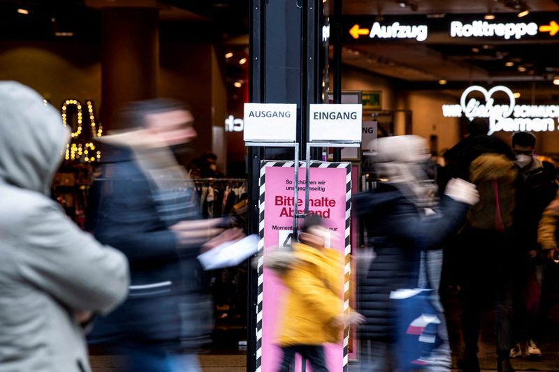 &copy; Reuters. FILE PHOTO: People walk past a store in the pedestrian zone in Munich, Germany, December 6, 2021. REUTERS/Lukas Barth/File Photo