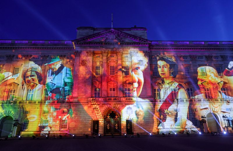 &copy; Reuters. Proyecciones en la fachada del Palacio de Buckingham durante el encendido del faro principal del jubileo, como parte de las celebraciones del Jubileo de Platino de la Reina Isabel de Reino Unido, en Londres, Reino Unido, 2 de junio de 2022. REUTERS/Chris 