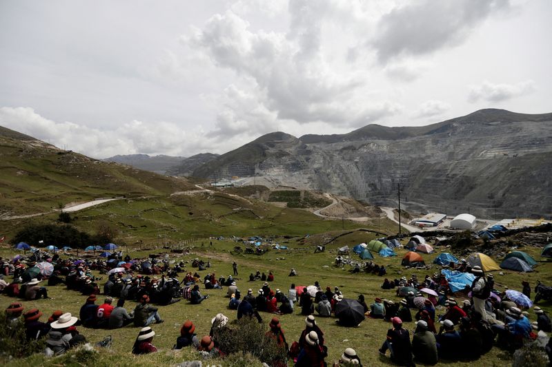 &copy; Reuters.   ６月２日、    ペルーの世界最大級の銅鉱ラスバンバスを運営する中国資源大手ＭＭＧ（五鉱資源）が、労働者約３０００人を操業停止長期化の理由で解雇した。写真は４月、ラスバンバス