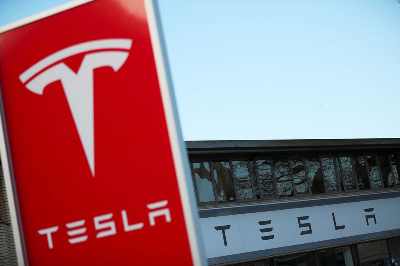 © Reuters. FILE PHOTO: A Tesla dealership is seen in West Drayton, just outside London, Britain, February 7, 2018. REUTERS/Hannah McKay