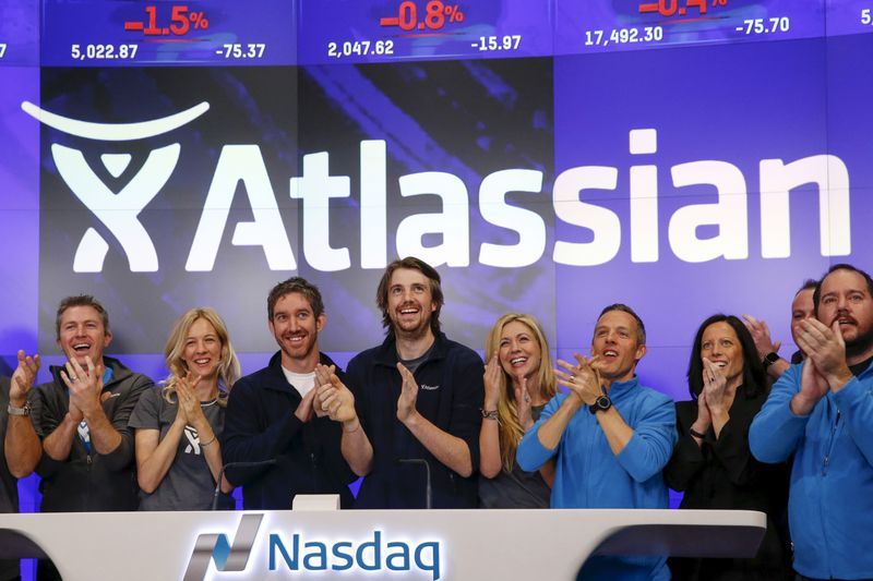 © Reuters. FILE PHOTO: Mike Cannon-Brookes (C), co-founder and CEO of Atlassian Software Systems, and Scott Farquhar (3rd L), co-founder and CEO of Atlassian Software Systems, smile during it's opening PO at the Nasdaq at a MarketSite in New York, December 10, 2015. REUTERS/Shannon Stapleton