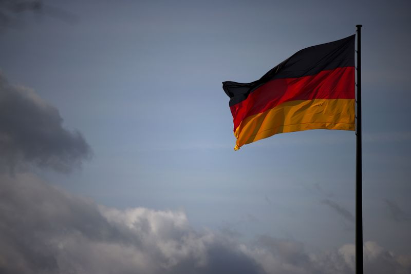 &copy; Reuters. FILE PHOTO: The German national flag flies in Berlin, Germany, April 5, 2022. REUTERS/Lisi Niesner