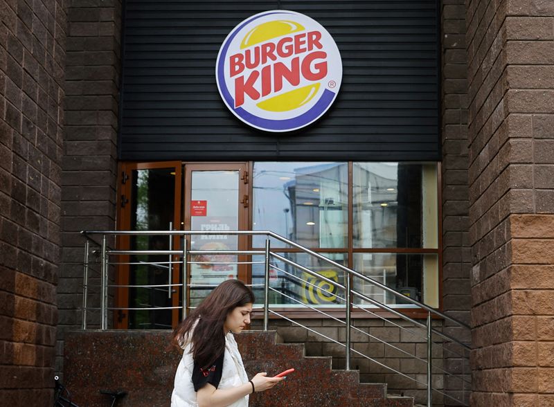 © Reuters. A woman walks past a Burger King restaurant in Moscow, Russia June 3, 2022. REUTERS/Evgenia Novozhenina
