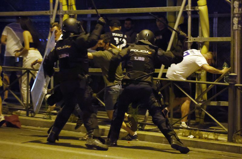 &copy; Reuters. Los agentes de policía se enfrentan a los aficionados después de que el Real Madrid ganara la final de la Liga de Campeones contra el Liverpool, Madrid, 29 de mayo de 2022. REUTERS/Vincent West