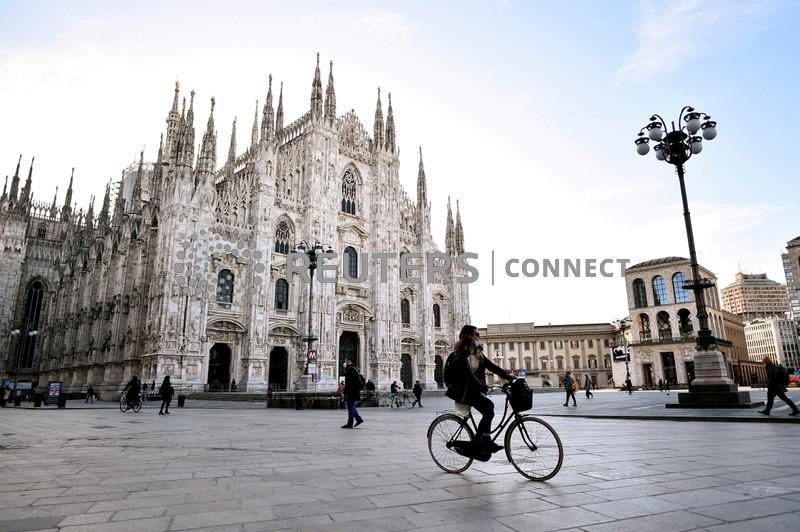 &copy; Reuters. Milano, una Piazza Duomo semideserta durante un focolaio di coronavirus in Lombardia. 15 marzo 2021. REUTERS/Flavio Lo Scalzo/File Photo/File Photo