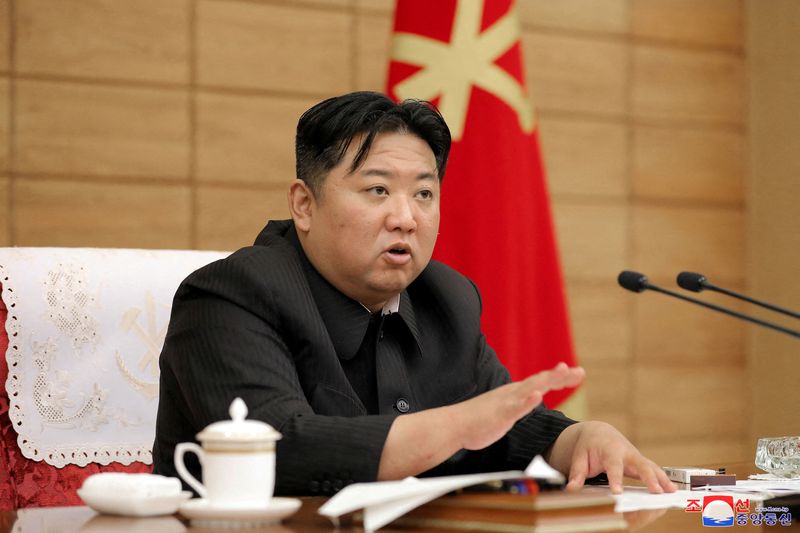 &copy; Reuters. FOTO DE ARCHIVO. El líder norcoreano, Kim Jong-un, habla en una reunión del politburó del Partido de los Trabajadores, en esta foto sin fecha publicada por la Agencia Central de Noticias de Corea del Norte (KCNA) el 21 de mayo de 2022. KCNA vía REUTER