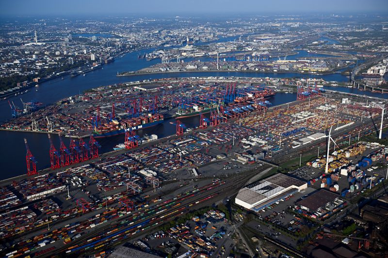 &copy; Reuters. Buques de carga en una terminal de contenedores en un puerto de Hamburgo, Alemania, 27 de abril de 2022. REUTERS/Fabian Bimmer