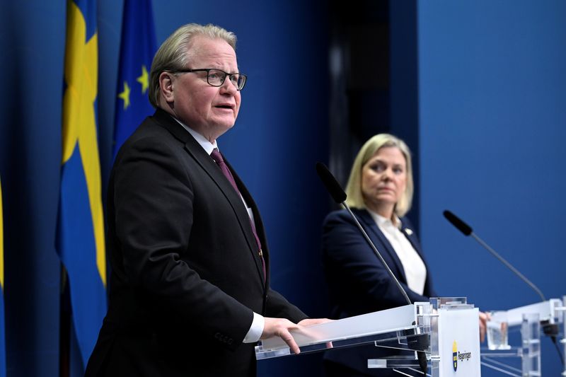&copy; Reuters. FOTO DE ARCHIVO: El ministro de Defensa sueco, Peter Hultqvist (izquierda), junto a la primera ministra sueca, Magdalena Andersson, durante una rueda de prensa celebrada en la sede del Gobierno del país en Estocolmo, Suecia, el 27 de febrero de 2022. TT 