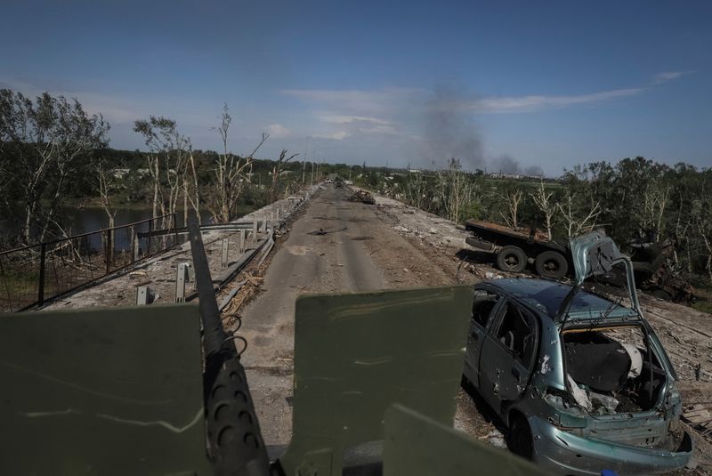 &copy; Reuters. Voluntários estrangeiros que lutam ao lado do Exército ucraniano dirigem veículo militar em Sievierodonetsk
02/06/2022
REUTERS/Serhii Nuzhnenko