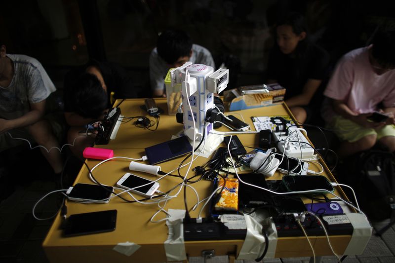 &copy; Reuters. FOTO DE ARCHIVO: Varios teléfonos móviles cargando sus baterías en Hong Kong