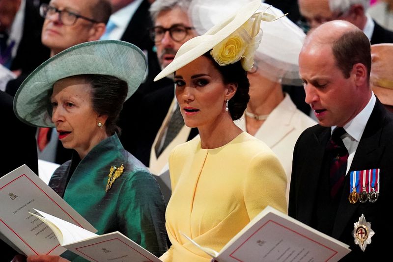 &copy; Reuters. الأميرة آن والأمير وليام يحضران مع أفراد من العائلة الملكية البريطانية قداس شكر بمناسبة اليوبيل البلاتيني لجلوس الملكة إليزابيث على العرش 