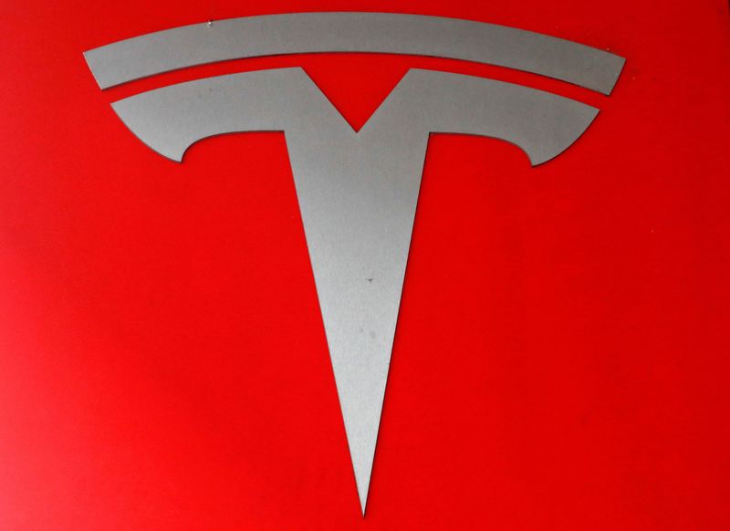 © Reuters. FILE PHOTO: The company logo is seen in front of a showroom of U.S. car manufacturer Tesla in Zurich, Switzerland March 28, 2018.    REUTERS/Arnd Wiegmann/File Photo