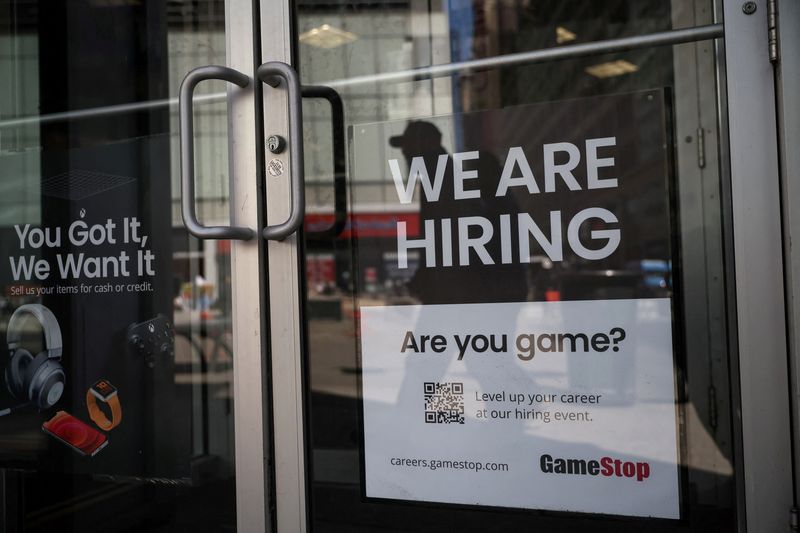 &copy; Reuters. Anúncio de contratação na porta da GameStop em Nova York
29/04/2022.  REUTERS/Shannon Stapleton/File Photo