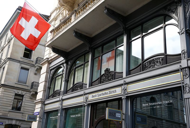 &copy; Reuters. FILE PHOTO: Switzerland's national flag flies at the headquarters of Swiss bank Bank Sparhafen Zuerich (BSZ) in Zurich, Switzerland July 31, 2019.  REUTERS/Arnd Wiegmann