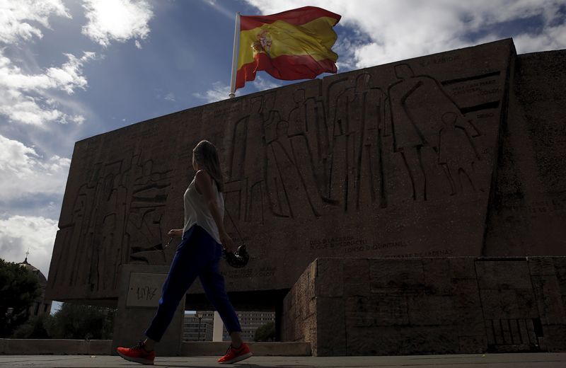 &copy; Reuters. FILE PHOTO: A woman walks past Discovery Monument as a huge Spanish flag flutters in Madrid, Spain, August 6, 2015.  REUTERS/Sergio Perez