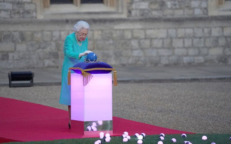 © Reuters. La reina Isabel de Gran Bretaña encabeza el encendido del faro principal del Jubileo, como parte de las celebraciones del Jubileo de Platino, en el Castillo de Windsor, Gran Bretaña, el 2 de junio de 2022. Steve Parsons/Pool vía REUTERS