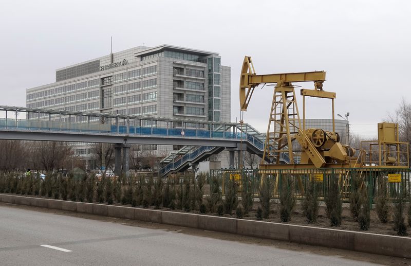 &copy; Reuters. FILE PHOTO: A view shows an oil well pump jack, set as an installation in front of the Tengizchevroil LLP office in the city of Atyrau, western Kazakhstan, December 7, 2016. REUTERS