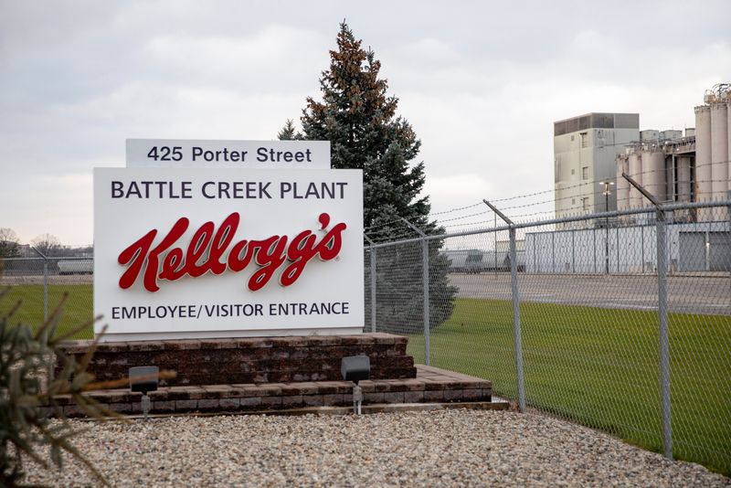 &copy; Reuters. FILE PHOTO: The entrance sign to Kellogg Co. is pictured at the Porter Street plant in Battle Creek, Michigan, U.S., December 11, 2021.  REUTERS/Emily Elconin