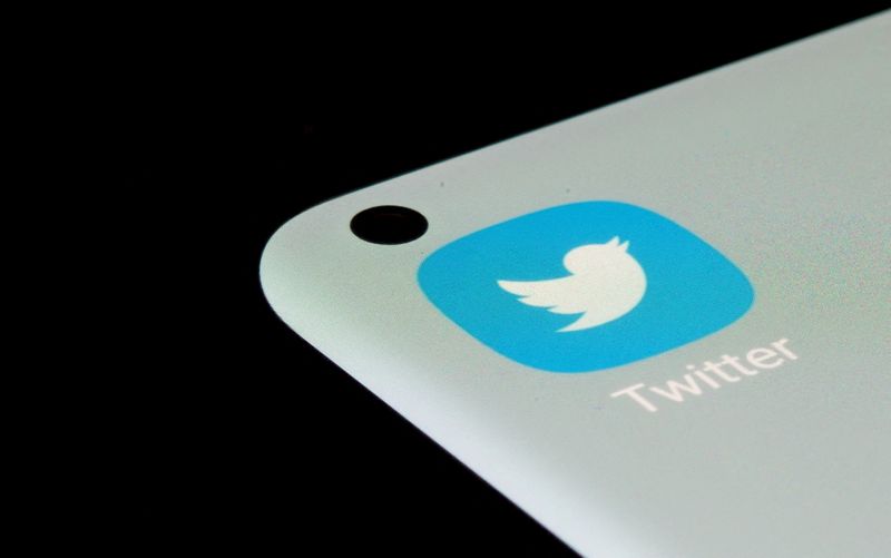 © Reuters. FILE PHOTO: The Twitter app is seen on a smartphone in this illustration taken July 13, 2021. REUTERS/Dado Ruvic/Illustration