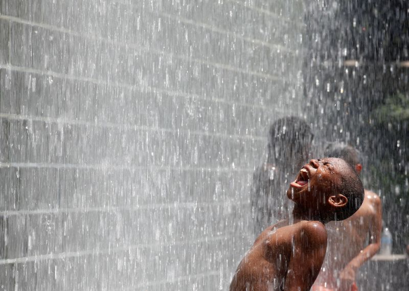 © Reuters. FILE PHOTO: A boy cools off at the Crown Fountain at Millennium Park in Chicago, July 21, 2011. REUTERS/Jim Young