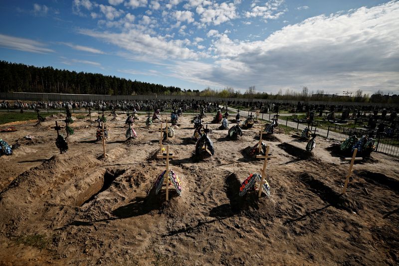 &copy; Reuters. FILE PHOTO: A view of new graves for people killed during Russia's invasion of Ukraine, at a cemetery in Bucha, Kyiv region, Ukraine April 28, 2022. REUTERS/Zohra Bensemra/File Photo