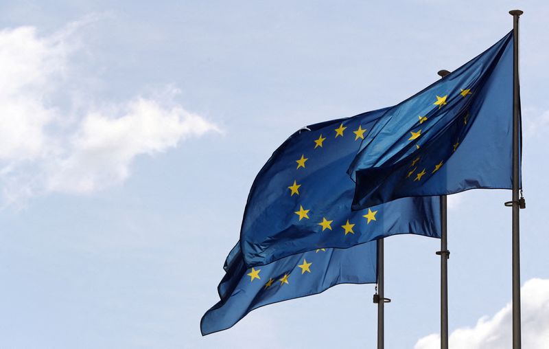&copy; Reuters. Imagen de archivo de banderas de la Unión Europea ondeando antes de las conversaciones sobre el gas entre la UE, Rusia y Ucrania en la sede de la Comisión de la UE en Bruselas, Bélgica. 19 de septiembre, 2019. REUTERS/Yves Herman/Archivo