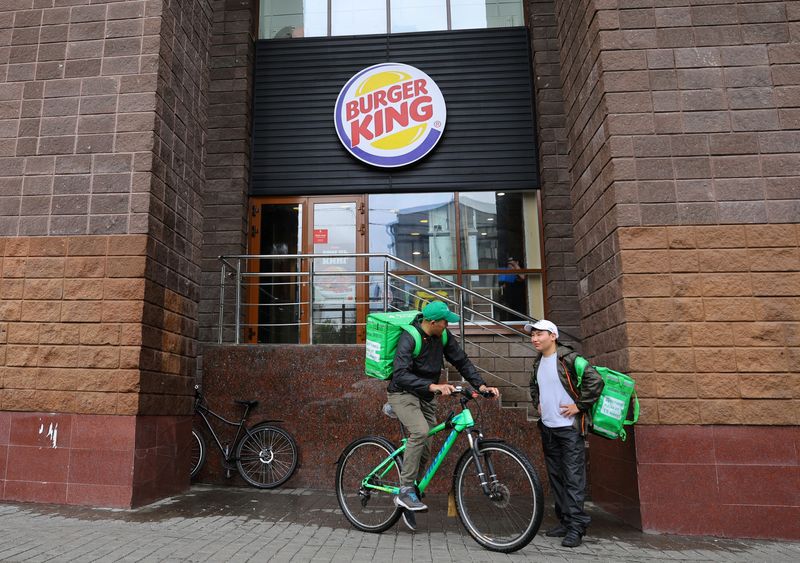 © Reuters. Entregadores de comida do lado de fora de uma unidade do Burger King em Moscou, Rússia
03/06/2022
REUTERS/Evgenia Novozhenina